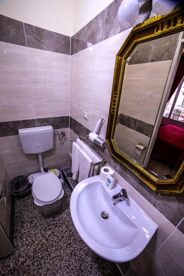 Отель Well Come - Palazzo Reale Неаполь Экстерьер фото